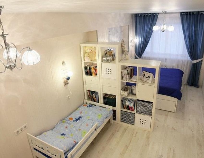 Полки между кроватями в детскую