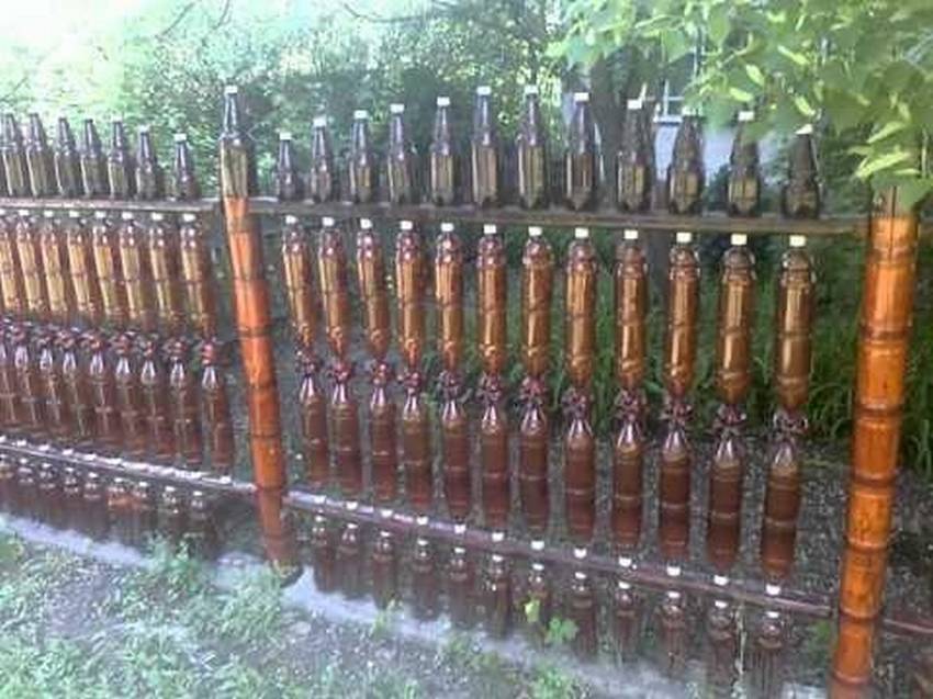 Забор из пластиковых бутылок для
