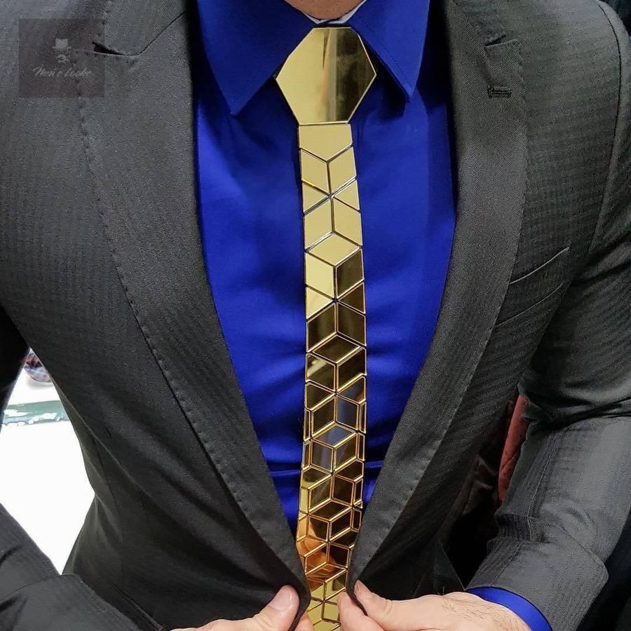 Ein Bild, das Schlips, Person, tragen, Mann enthält.

Automatisch generierte Beschreibung
