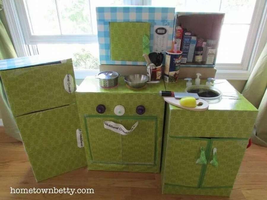 Простая детская кухня из картона